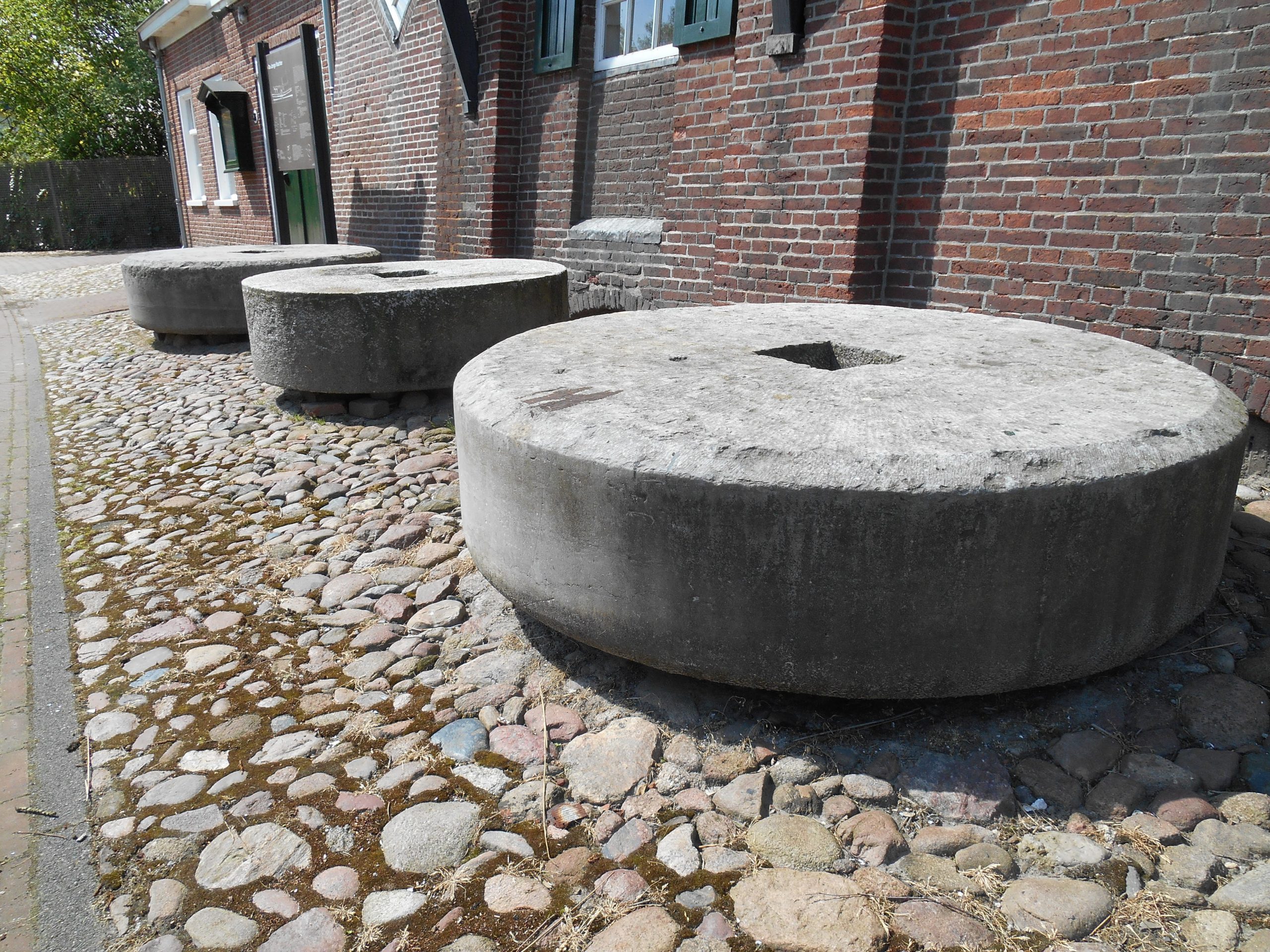 150510 145623 DSCN0679 Molensteen Molen de Wachter Zuidlaren © LH Schepers